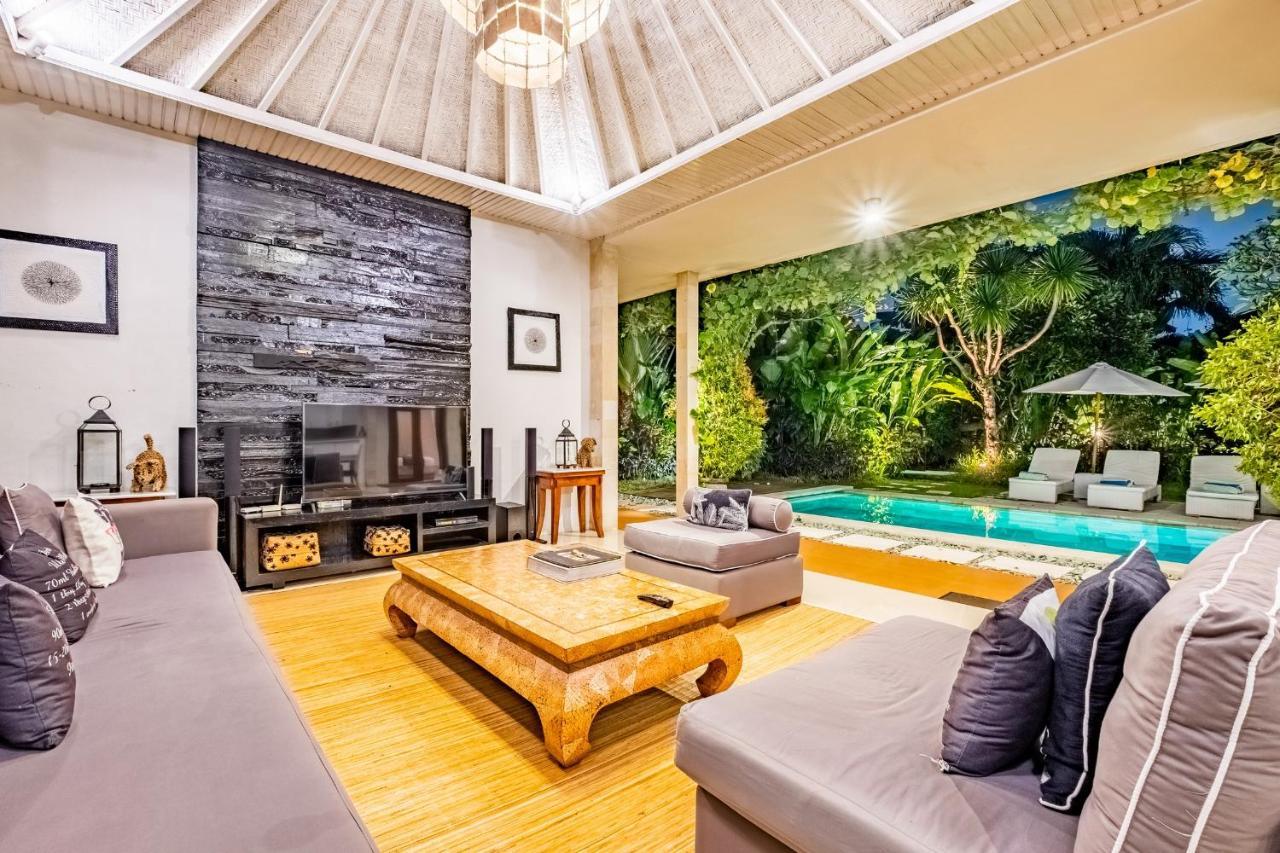 Central Seminyak Villa Martini Exterior photo